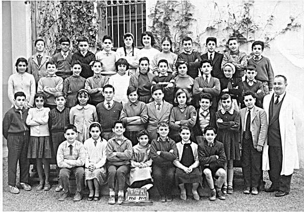 s_1958-1959_7eme M.jpg - Lycée Saint Aulaire - TANGER / MAROC - Lycée Saint Aulaire - TANGER / MAROCAnnée scolaire: 1958-1959. photo 7ème M - Mr. Quiot. Photo communiquée par Celia Levy-Ribbi . Premiere Rangee: (gauche a droite)/?/?/Michel Titeca/?/?/?/Christina Garcia/?/Mamam/Mazet/Rikiouk/ Deuxieme Rangee:/?/?/Sol Hatchuel/?/?/?/?/?/?/?/?/ Troisieme Rangee:/?/Helene Sardin/?/?/?/?/?/Helene Roux/Zouak/?/?/ Mr.Quiot Assis:/?/Bendahan/Celia Levy Ribbi/Daniel Salama/Helena Salama Levy/ Année scolaire: 1958-1959. photo 7ème M - Mr. Quiot. Photo communiquée par Celia Levy-Ribbi . Premiere Rangee: (gauche a droite)/?/?/Michel Titeca/?/?/?/Christina Garcia/?/Mamam/Mazet/Rikiouk/ Deuxieme Rangee:/?/?/Sol Hatchuel/?/?/?/?/?/?/?/?/ Troisieme Rangee:/?/Helene Sardin/?/?/?/?/?/Helene Roux/Zouak/?/?/ Mr.Quiot Assis:/?/Bendahan/Celia Levy Ribbi/Daniel Salama/Helena Salama Levy/ 